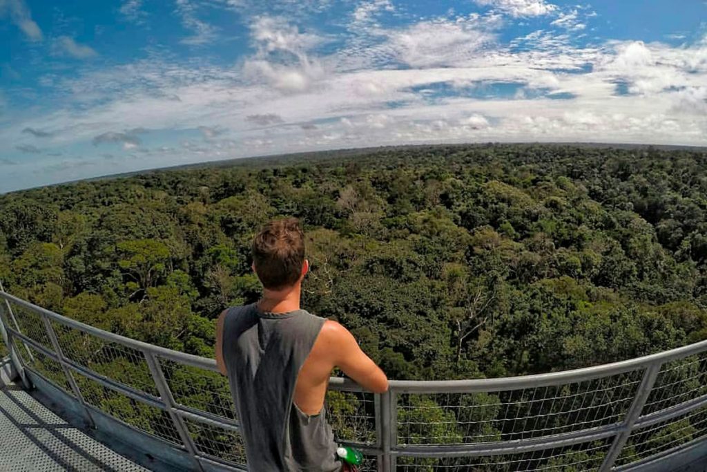 uma pessoa no alto da torre de observação do MUSA em Manaus