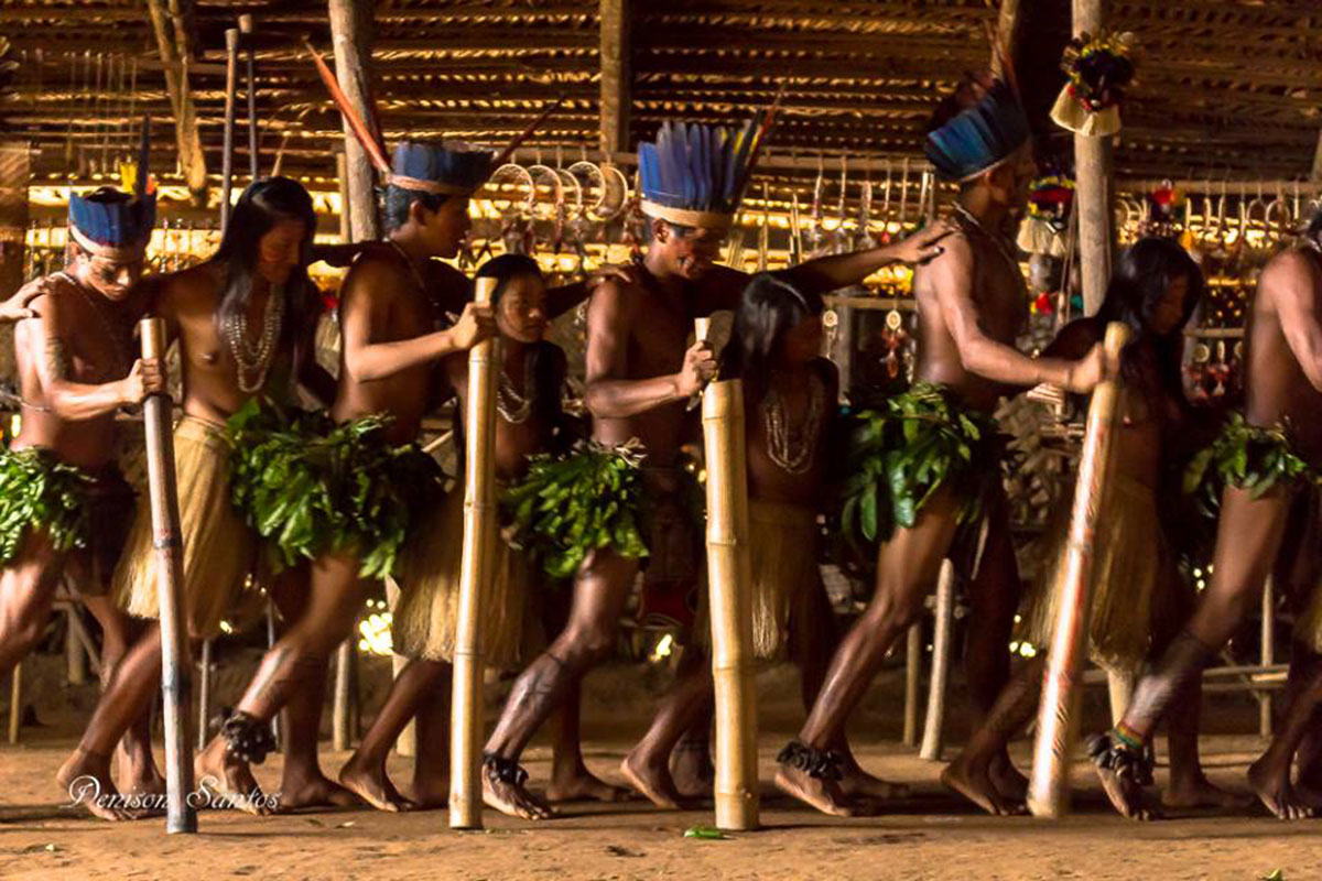 os indios tatuyos em dança cultural