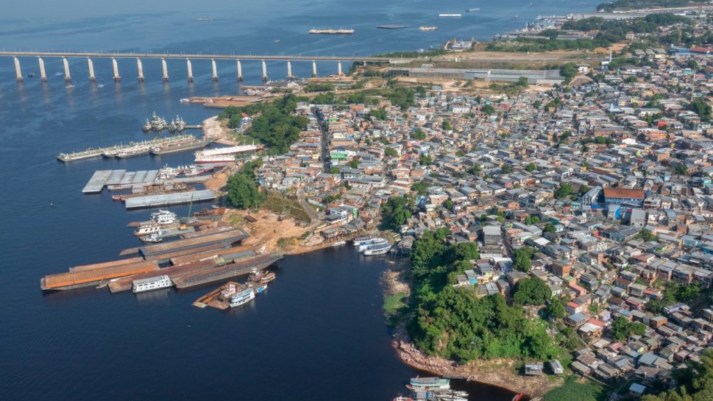 vista aérea de Manaus mostrando a região da ponte Rio Negro