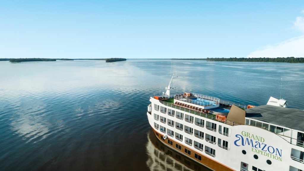 navio iberostar no rio negro na amazônia