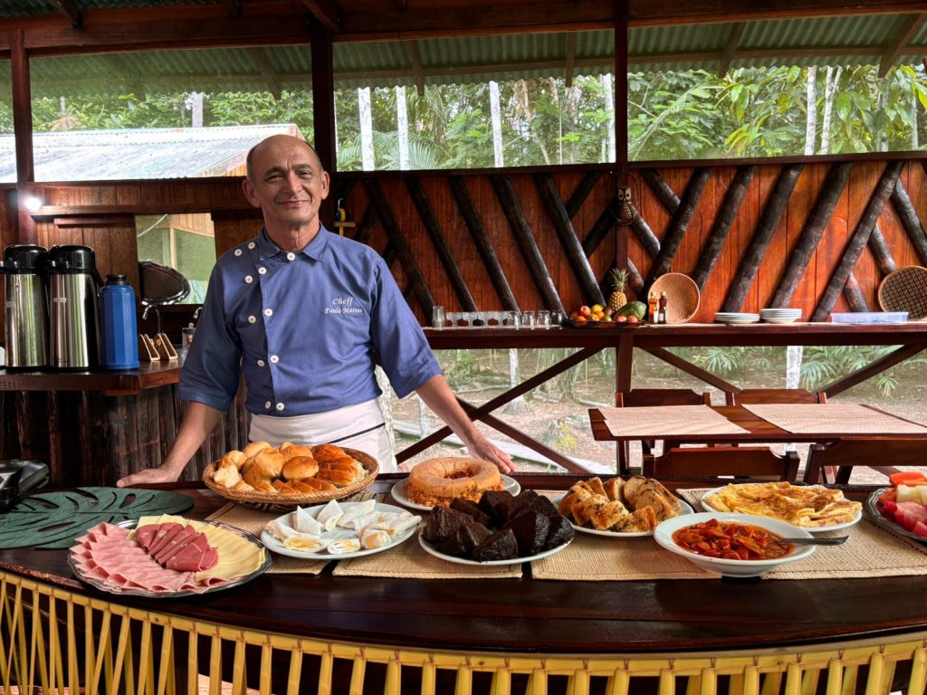 cozinheiro paulo apresentando o cardapio do dia no amazon camp lodge rio negro