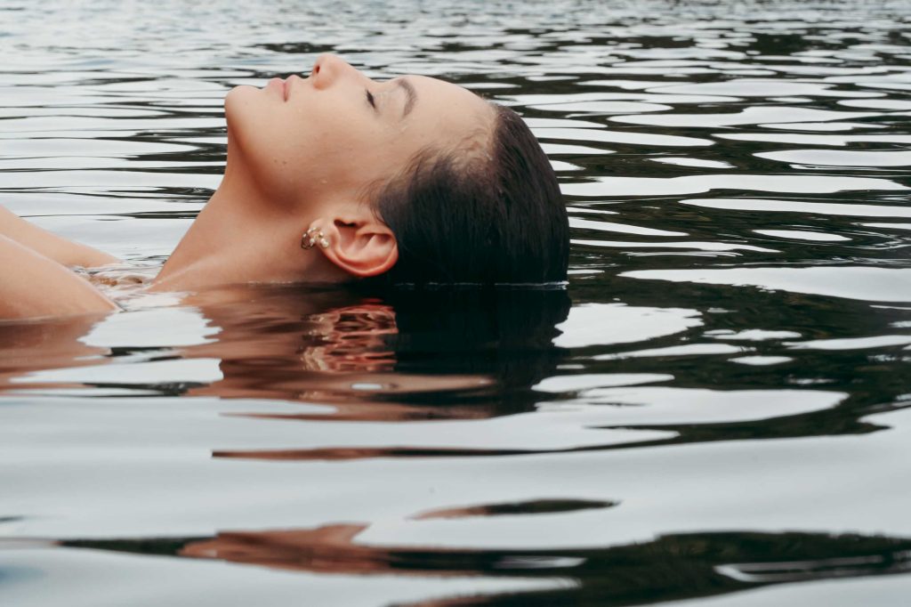 mulher relaxando no rio negro no lago acajatuba na amazonia