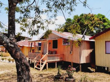 foto de casas palafitas na comunidade acajatuba no rio negro amazonas